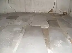 Tombes de membres de la famille Stroganov à l'intérieur de la cathédrale de l'Annonciation de Solvytchegodsk, leur nombre s'élève à 28, elles datent du XVIIe et XVIIIe&nbsp;siècles