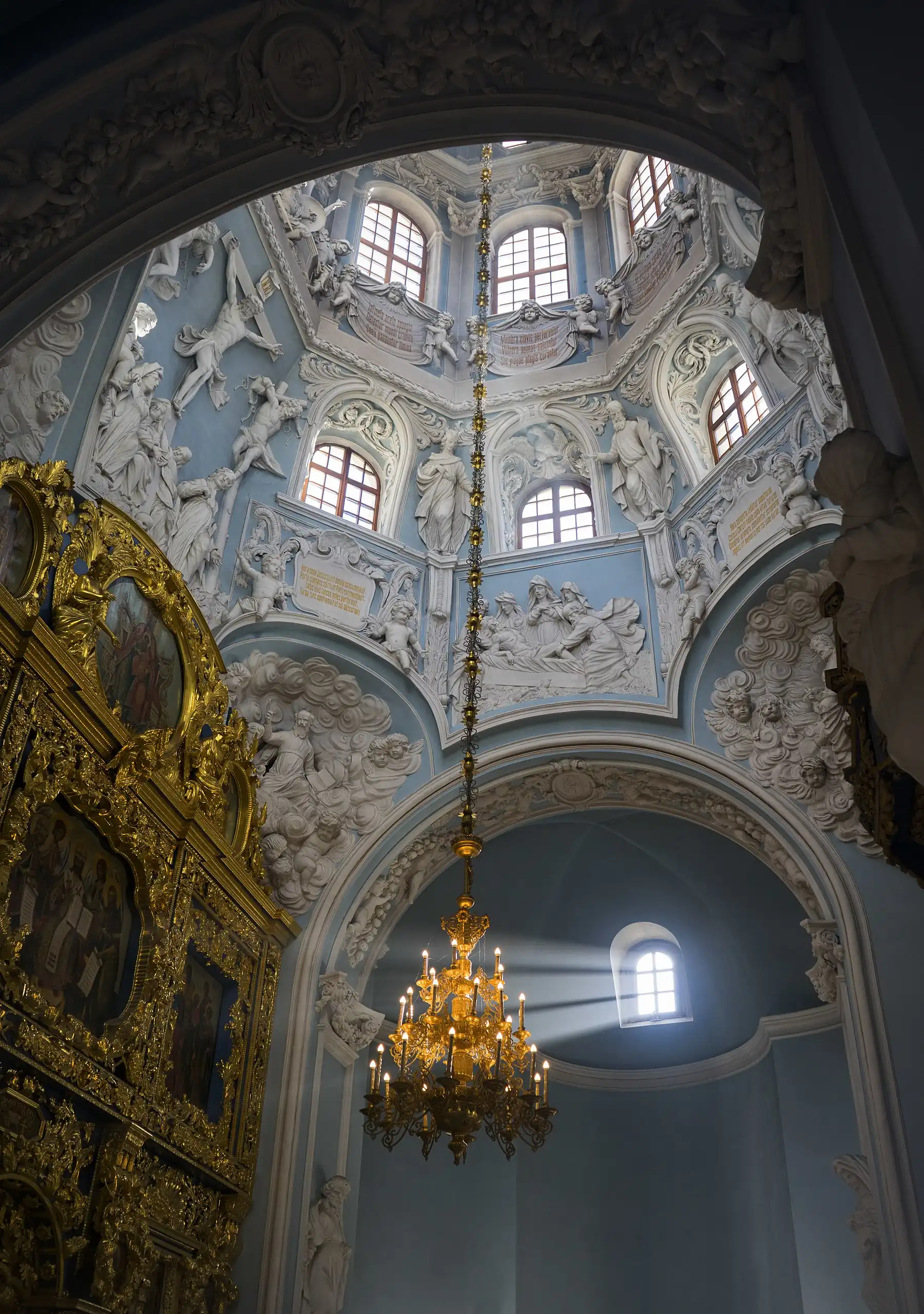 Les putti tiennent des toiles avec des textes expliquant la puissance des instruments de la Passion du Christ