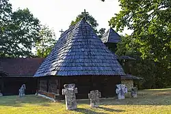 photo d'une petite église avec des stèles mortuaires au premier plan