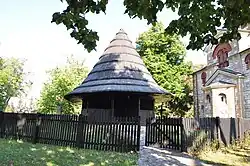 L'église en bois avec l'église Saint-Élie