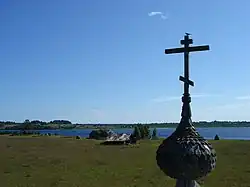 Le village (sur l'autre rive) depuis le village de Nemiata.