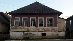 Bâtiment en bois sur fondations en pierre