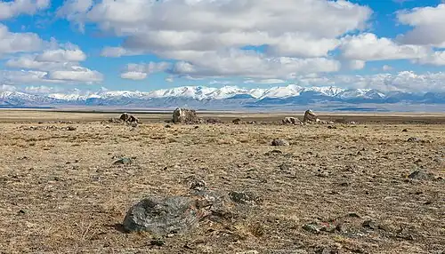 Le site avec les Monts Kouraï au loin
