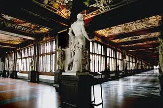 Les Offices, croisée de couloirs.