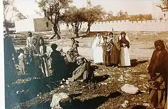Femmes et enfants d'un campement tzigane en Palestine mandataire, années 1920.