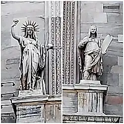 Juxtaposition de deux photos en noir et blanc de statues en pied trônant sur des socles imposants.