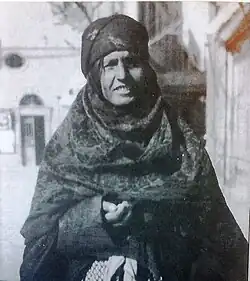 Gitane tenant des coquillages pour dire la « bonne aventure », près du lac de Tibériade en Palestine, années 1930.