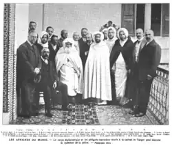 Mohammed Ben Abdelhadi Zniber II (troisième à partir de la droite), délégué chérifien à la conférence internationale sur la police à Tanger en 1907.
