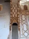 Intrados de l'arc (en haut) à côté du mihrab et ouverture menant à l'entrée de l'imam (en bas).