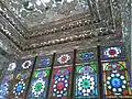 Vitraux et miroirs dans la maison Zinat ol-Molk, Chiraz, Iran, début du XXe siècle, traduction des « grammaires architecturales » occidentale et islamique.