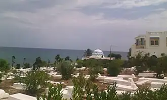 Vue partielle du cimetière donnant sur la mer.