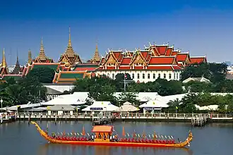 Grand Palais, Bangkok, Thaïlande, vu du fleuve Chao Phraya et barge royale.