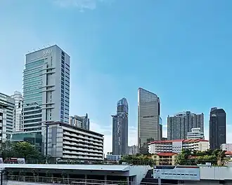 A gauche, le gratte-ciel de l'Université Srinakharinwirot SWU