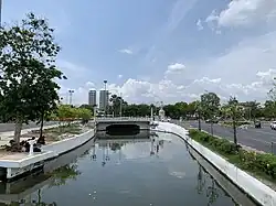 Le Canal Khlong Khu Mueang Doem, avec une vue sur le pont Phan Phiphop Lila à proximité en 2021.