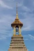 Beffroi vu de face, partie haute, à Wat Phra Kaeo.
