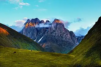 Montagnes près du village de Juta dans la municipalité de Kazbegui, parc national de Kazbegui (décembre 2013).