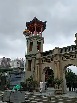 portail d'entrée de la cour.