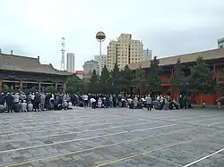 Fidèles priant dans la cour