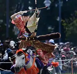 Une cavalière tirant une flèche