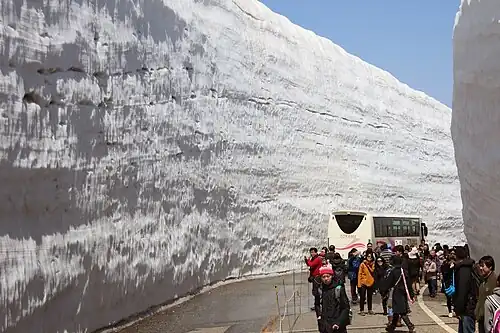 Mur de neige sur la route alpine passant à Tateyama (préfecture de Toyama)