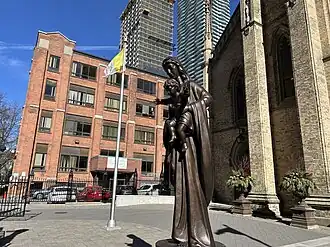 Statue de Vierge à l'Enfant devant la cathédrale.