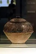 Jarre à couvercle, terre cuite noire à décor incisé de végétaux entrelacés. H. 26&nbsp;cm. Culture de Songze (v. 4000-3300), district de Qingpu (Shanghai). Musée de Shanghai