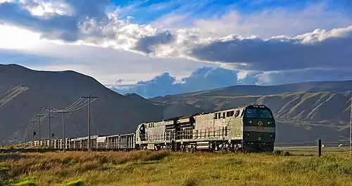 Deux HXN5 remorquant un train de marchandises.