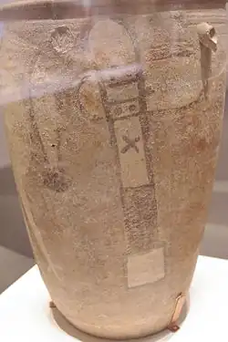 Urne de la culture néolithique de Yangshao (-5000/-3000), décorée d'une cigogne, d'un poisson et d'une hache de pierre.