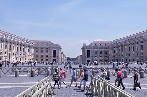 Vue du palais et de ses deux bâtiments flanquant la Via della Conciliazione . À gauche, le bâtiment nord et à droite, celui du sud.