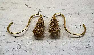 Paire de boucles d'oreille en or.