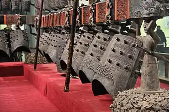 Grandes cloches à bouche à section en amande suspendues en bas du carillon.