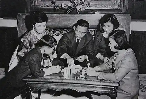 Yuk Young-soo, Park Chung-hee,et leurs enfants, dontPark Geun-hye.