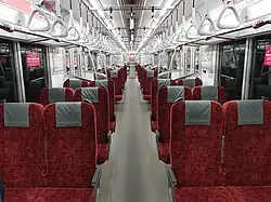 Intérieur avec des sièges transversaux.