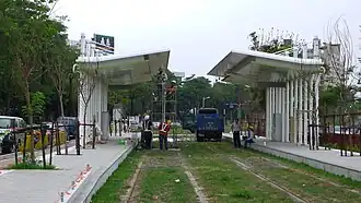 Installation des profilés arérien de contact pour la recharge à un arrêt de tramway à Kaohsiung