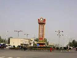 Avenue principale et Monument citant Mao