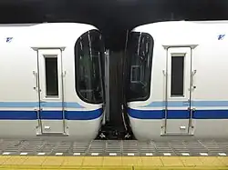 une serie 7020 (gauche) et 7000 accouplées