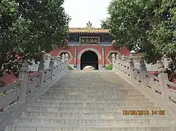 Sur le bian'e au-dessus de la porte est inscrit de droite à gauche 大法王寺 (grand temple Fawang).