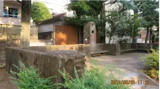 Le parc Murasakinoyanagi sur Koyanagiminami-dōri, et sa tour radio&nbsp;(en)