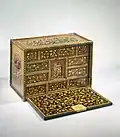 Cabinet avec porte à abattant, Japon, 1580-1600, Metropolitan Museum of Art.
