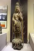 Statue en bois peint représentant Guanyin datant de la dynastie Liao.