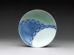 Plat à décor de plats, décor bleu sous couverte, couverte céladon, 1690-1720 (Metropolitan Museum of Art).