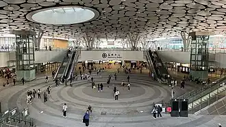 Photographie de la halle d'un vaste bâtiment public de forme circulaire