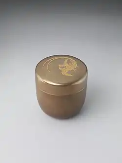 Boîte à thé (natsume) en laque à décor de phénix, XIXe&nbsp;siècle. Metropolitan Museum of Art.