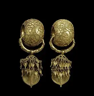 Paire de boucles d'oreilles en or trouvées dans la tombe Pubuchong, or, VIe&nbsp;siècle, longueur 8,7&nbsp;cm, Musée national de Corée