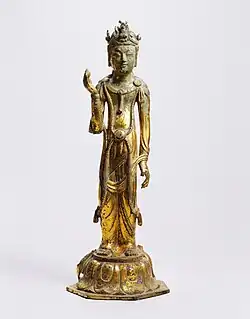 Le Bodhisattva Avalokiteshvara. Bronze doré, H. 32&nbsp;cm. Première moitié du VIIe&nbsp;siècle. Musée national de Corée