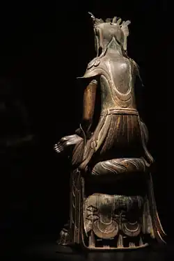 Vue de l'arrière. La finition de haute qualité de la sculpture, même à l'arrière, laisse supposer que la figure était placée pour être contemplée de tous les côtés.