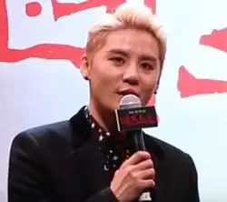 Junsu (L Lawliet) lors de la conférence de presse dédiée à Death Note (2016).