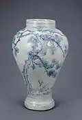 Jarre en porcelaine blanche. XVIe&nbsp;siècle. Personnages, pin et bambou au bleu de cobalt sous couverte. H. 47,1 cm. Musée de l'université féminine Ewha
