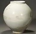 Jarre de lune. Porcelaine blanche, H. 44&nbsp;cm, D. corps 42&nbsp;cm. Joseon, XVIIIe&nbsp;siècle. Collection privée, Séoul