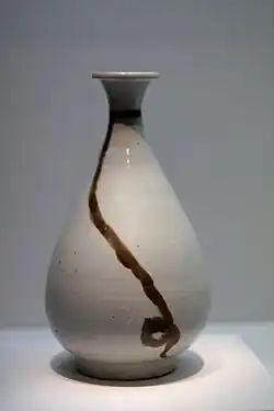 Bouteille, porcelaine blanche, décor au brun de fer sous couverte, H. 31,4 cm. XVIe&nbsp;siècle. Musée national de Corée. Trésor national N° 1060